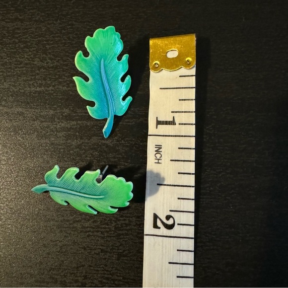 ⚜️3 for $30⚜️ Bundle of 2 Vintage Green Earrings (Hoops and Leaf Studs, Neon) - Picture 7 of 7